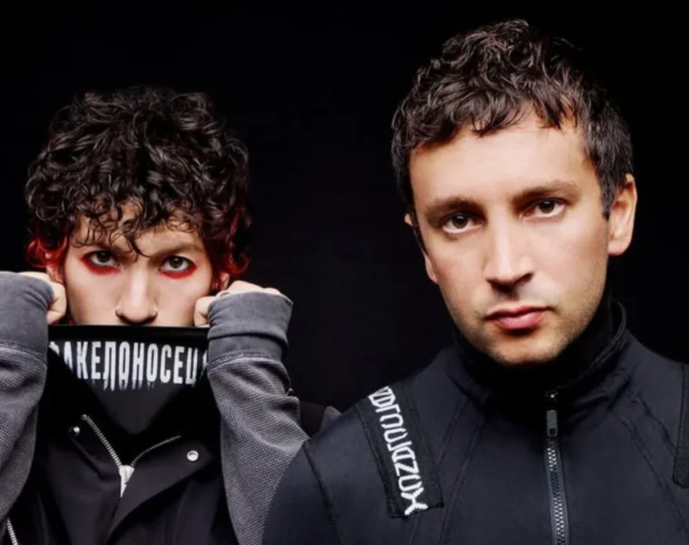 Tyler Joseph e Josh Dun, integrantes do Twenty One Pilots, durante divulgação da era Breach.