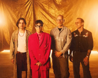 Integrantes do Weezer posam diante de um cenário dourado durante a divulgação do álbum Weezer, conhecido pelos fãs como Gold Album.