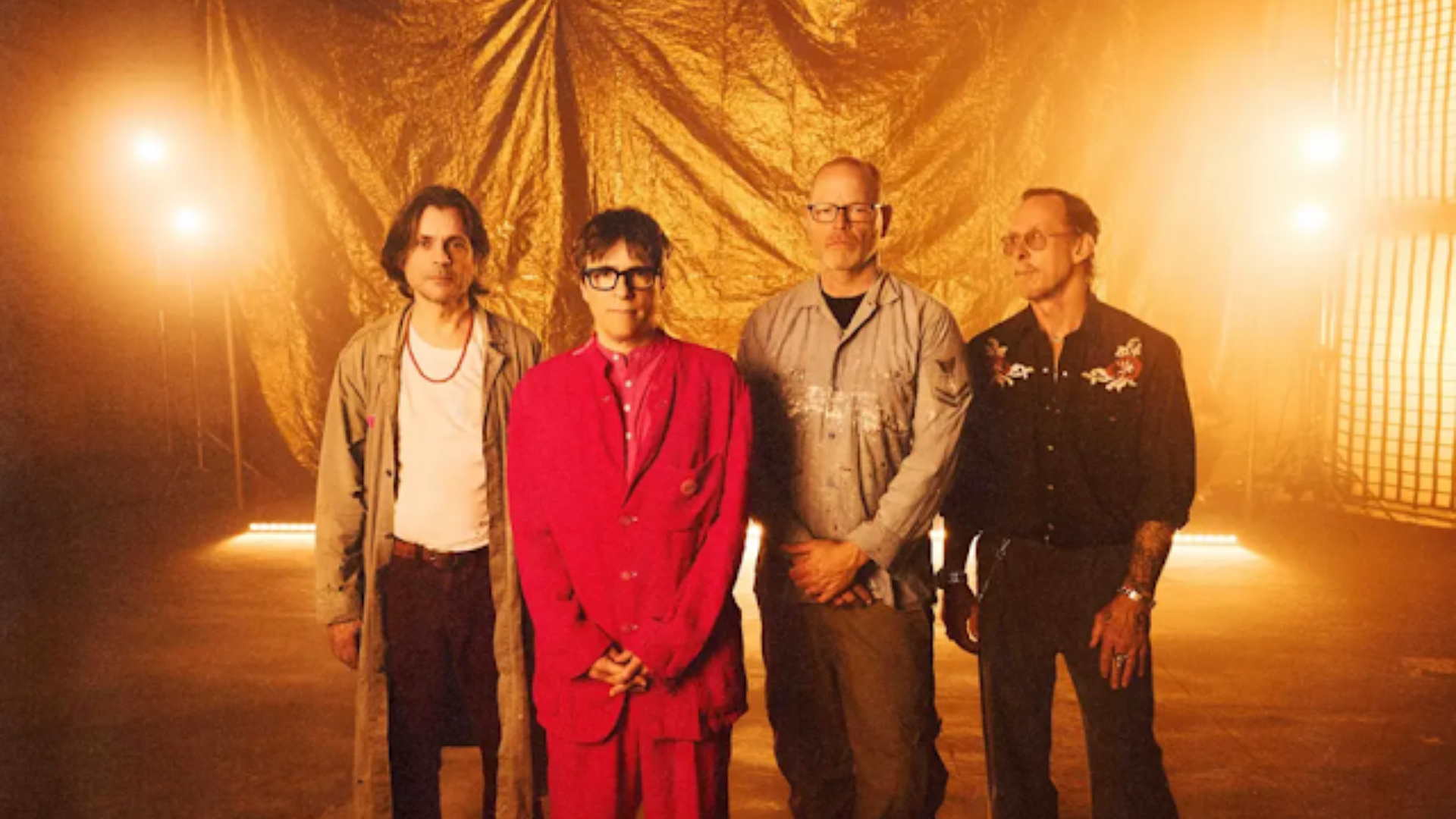 Integrantes do Weezer posam diante de um cenário dourado durante a divulgação do álbum Weezer, conhecido pelos fãs como Gold Album.