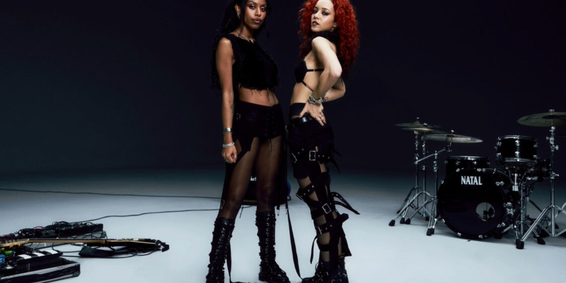 Amy Love e Georgia South, da banda Nova Twins, posam para foto promocional antes do primeiro show como headliner no Brasil.