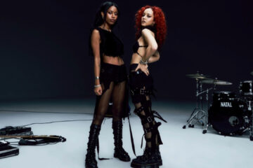 Amy Love e Georgia South, da banda Nova Twins, posam para foto promocional antes do primeiro show como headliner no Brasil.