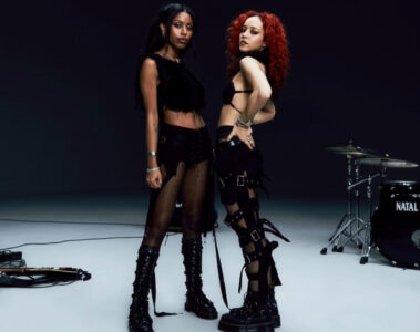 Amy Love e Georgia South, da banda Nova Twins, posam para foto promocional antes do primeiro show como headliner no Brasil.
