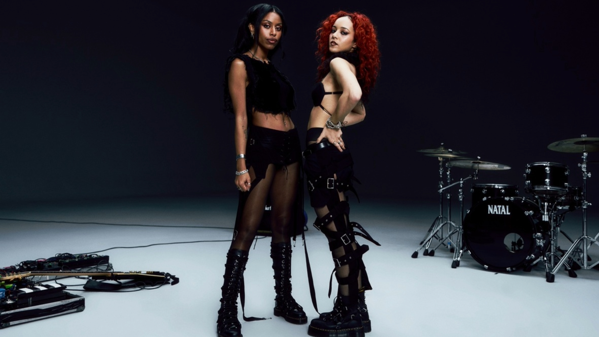 Amy Love e Georgia South, da banda Nova Twins, posam para foto promocional antes do primeiro show como headliner no Brasil.