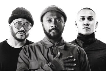 ntegrantes do Black Eyed Peas em fotografia promocional em preto e branco