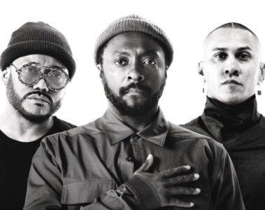 ntegrantes do Black Eyed Peas em fotografia promocional em preto e branco