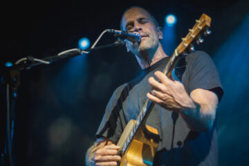 Jack Johnson se apresenta ao vivo com violão durante show; cantor retorna ao Brasil em 2027 com a SURFILMUSIC Tour. Foto: Joel Rocha/Moodgate.
