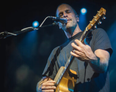 Jack Johnson se apresenta ao vivo com violão durante show; cantor retorna ao Brasil em 2027 com a SURFILMUSIC Tour. Foto: Joel Rocha/Moodgate.