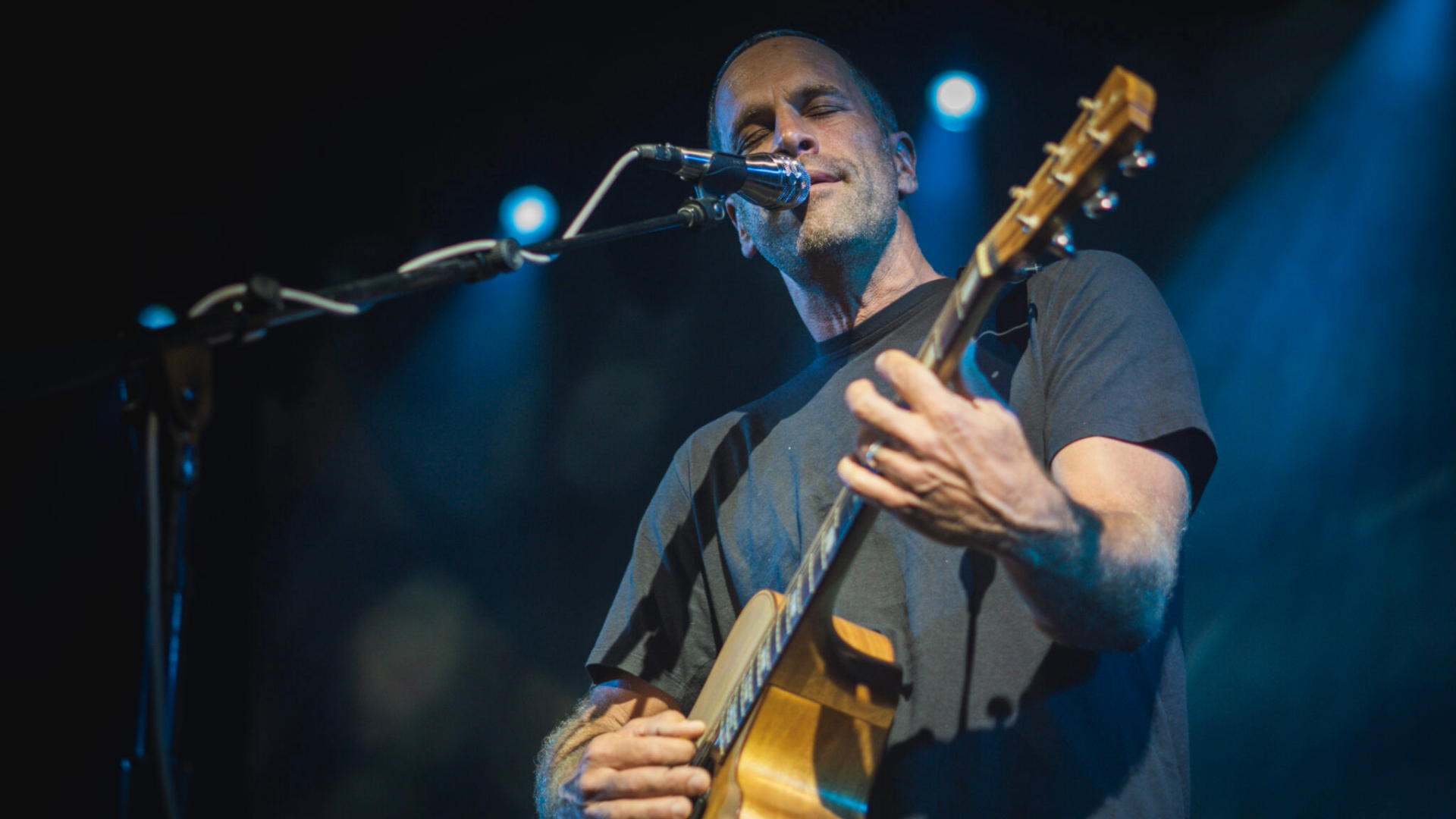 Jack Johnson se apresenta ao vivo com violão durante show; cantor retorna ao Brasil em 2027 com a SURFILMUSIC Tour. Foto: Joel Rocha/Moodgate.