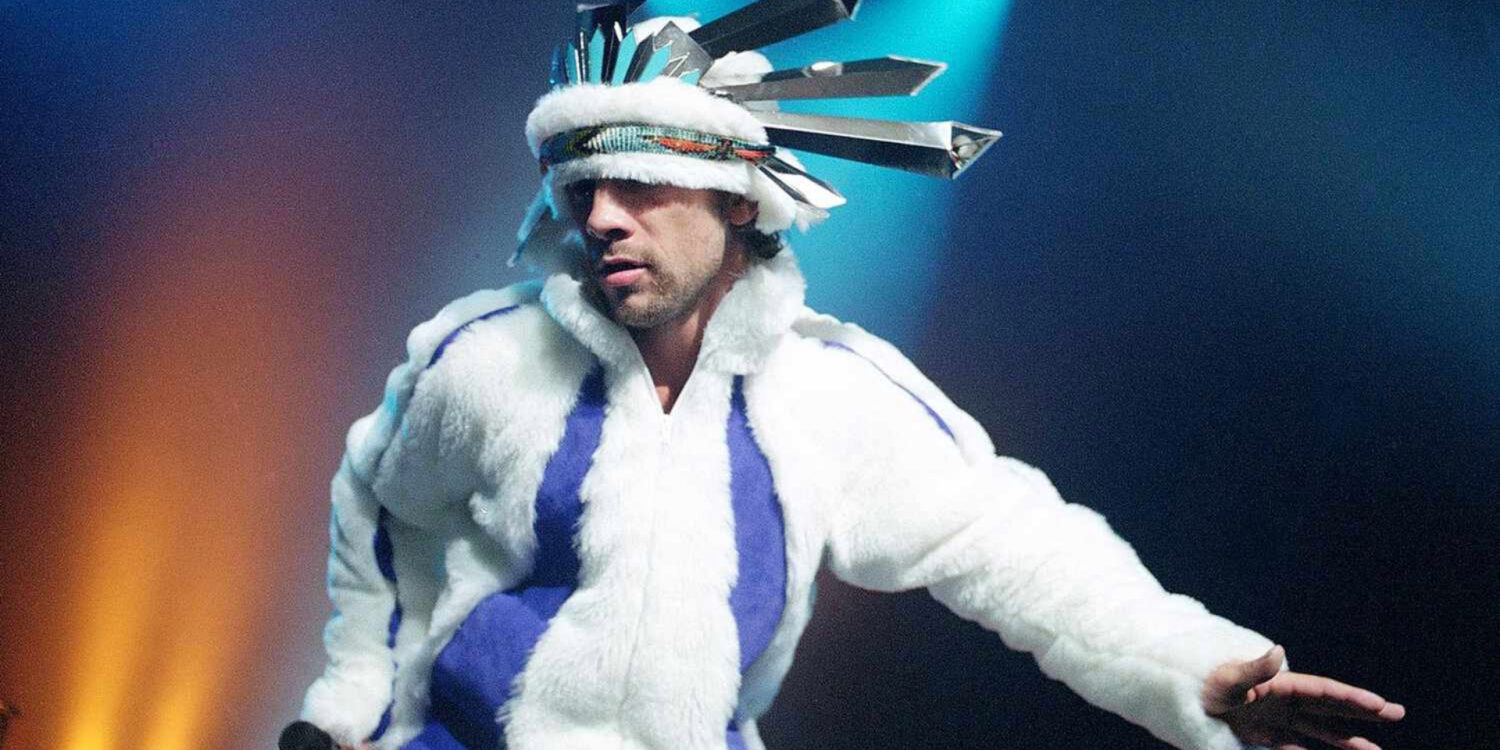 Jay Kay, vocalista do Jamiroquai, durante apresentação ao vivo; banda retorna ao Brasil para shows em 2026.