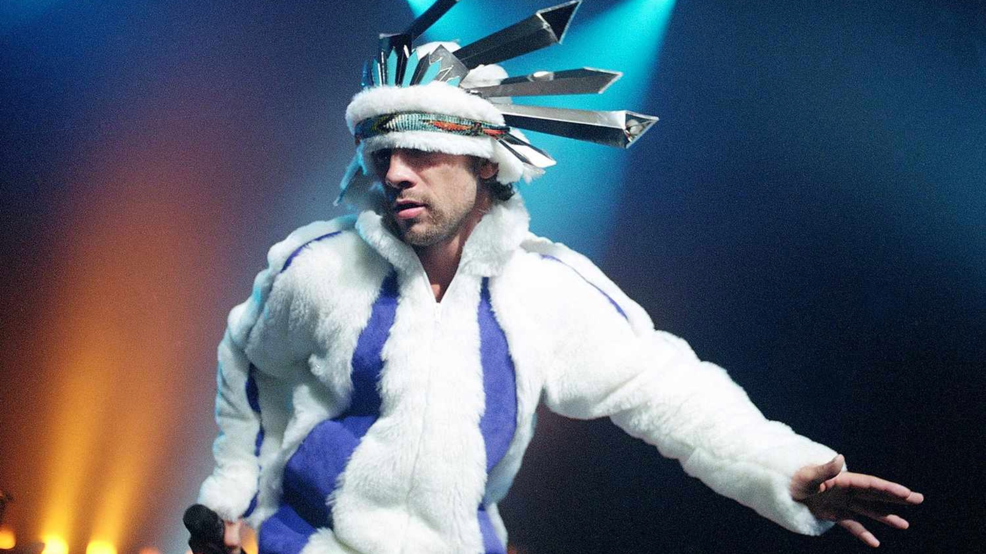 Jay Kay, vocalista do Jamiroquai, durante apresentação ao vivo; banda retorna ao Brasil para shows em 2026.