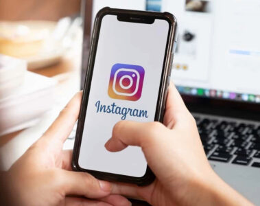 Aplicativo do Instagram aberto em um smartphone; a rede social agora permite trocar a música de uma publicação sem perder curtidas e comentários.