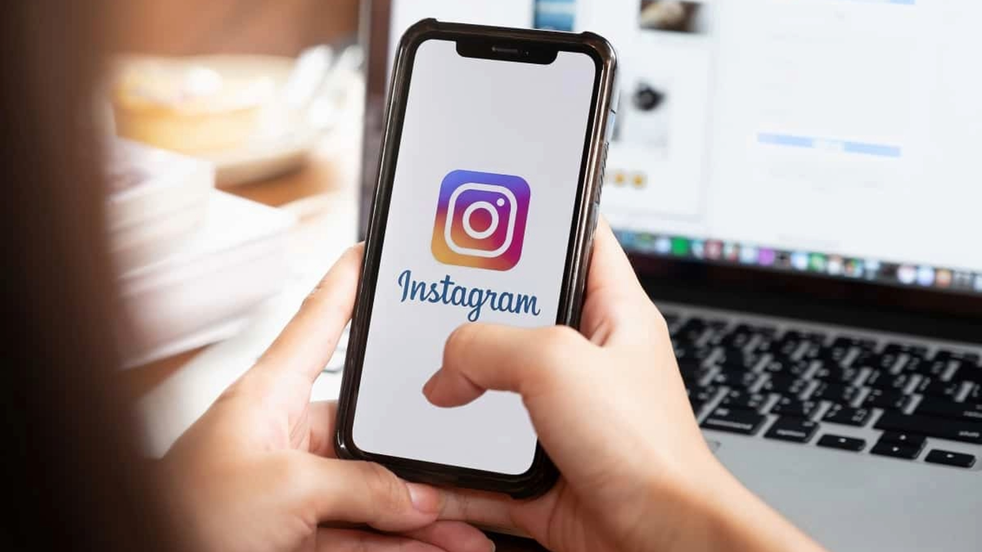 Aplicativo do Instagram aberto em um smartphone; a rede social agora permite trocar a música de uma publicação sem perder curtidas e comentários.