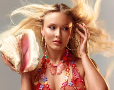 Zara Larsson segura uma concha em ensaio inspirado na estética de Midnight Sun