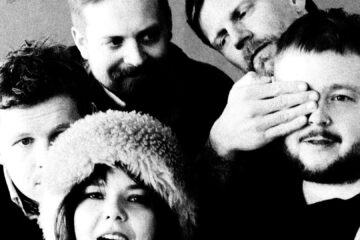 Integrantes do Of Monsters and Men em foto promocional; banda islandesa retorna ao Brasil para show em São Paulo em 2026. Foto: Jake Potters.
