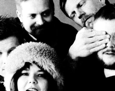 Integrantes do Of Monsters and Men em foto promocional; banda islandesa retorna ao Brasil para show em São Paulo em 2026. Foto: Jake Potters.
