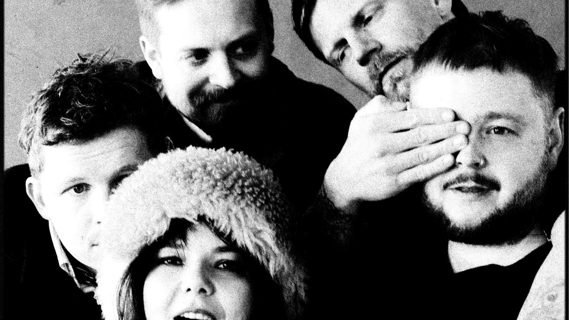 Integrantes do Of Monsters and Men em foto promocional; banda islandesa retorna ao Brasil para show em São Paulo em 2026. Foto: Jake Potters.