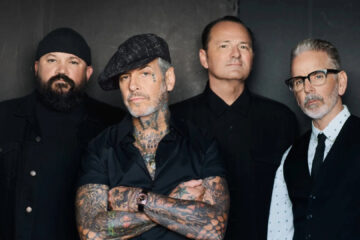 Integrantes do Social Distortion, liderados por Mike Ness, em foto promocional da turnê do álbum Born to Kill.