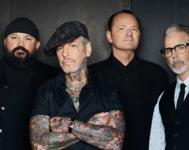 Integrantes do Social Distortion, liderados por Mike Ness, em foto promocional da turnê do álbum Born to Kill.