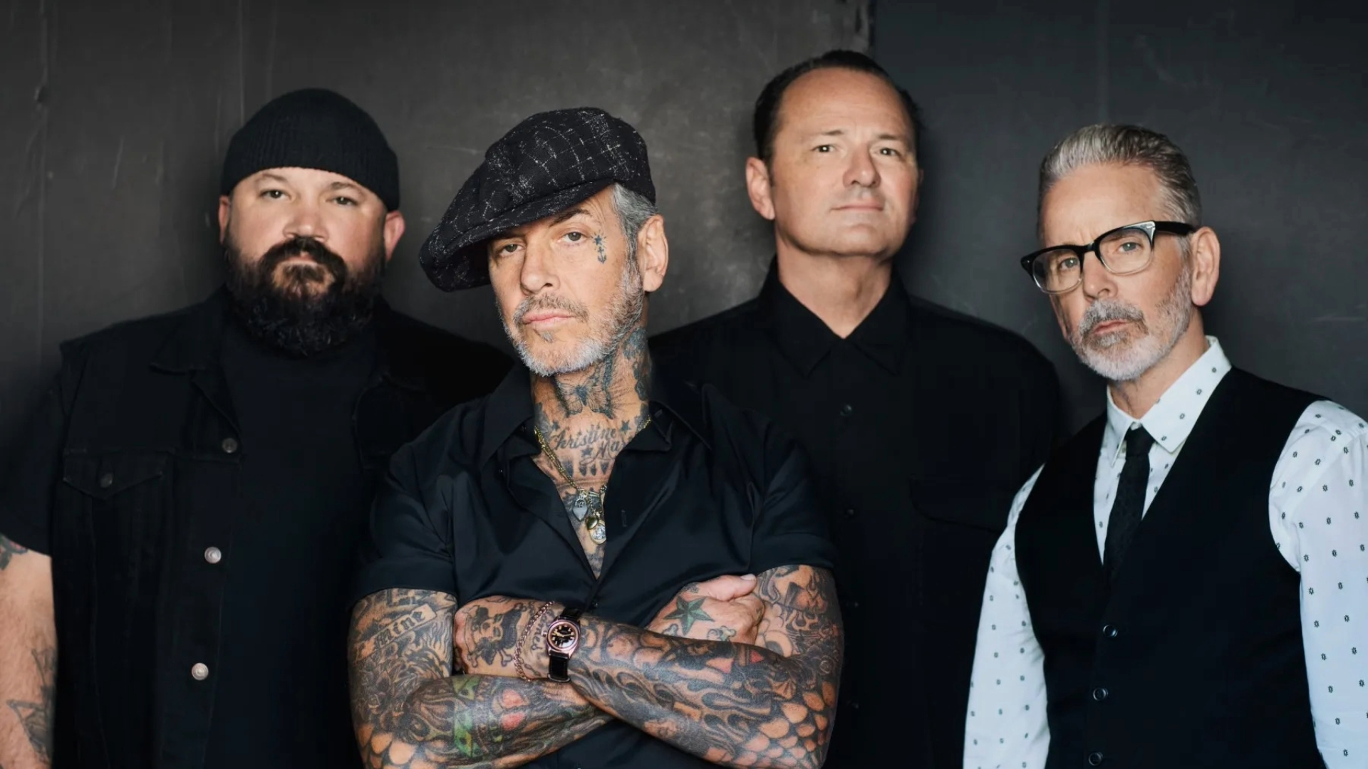 Integrantes do Social Distortion, liderados por Mike Ness, em foto promocional da turnê do álbum Born to Kill.