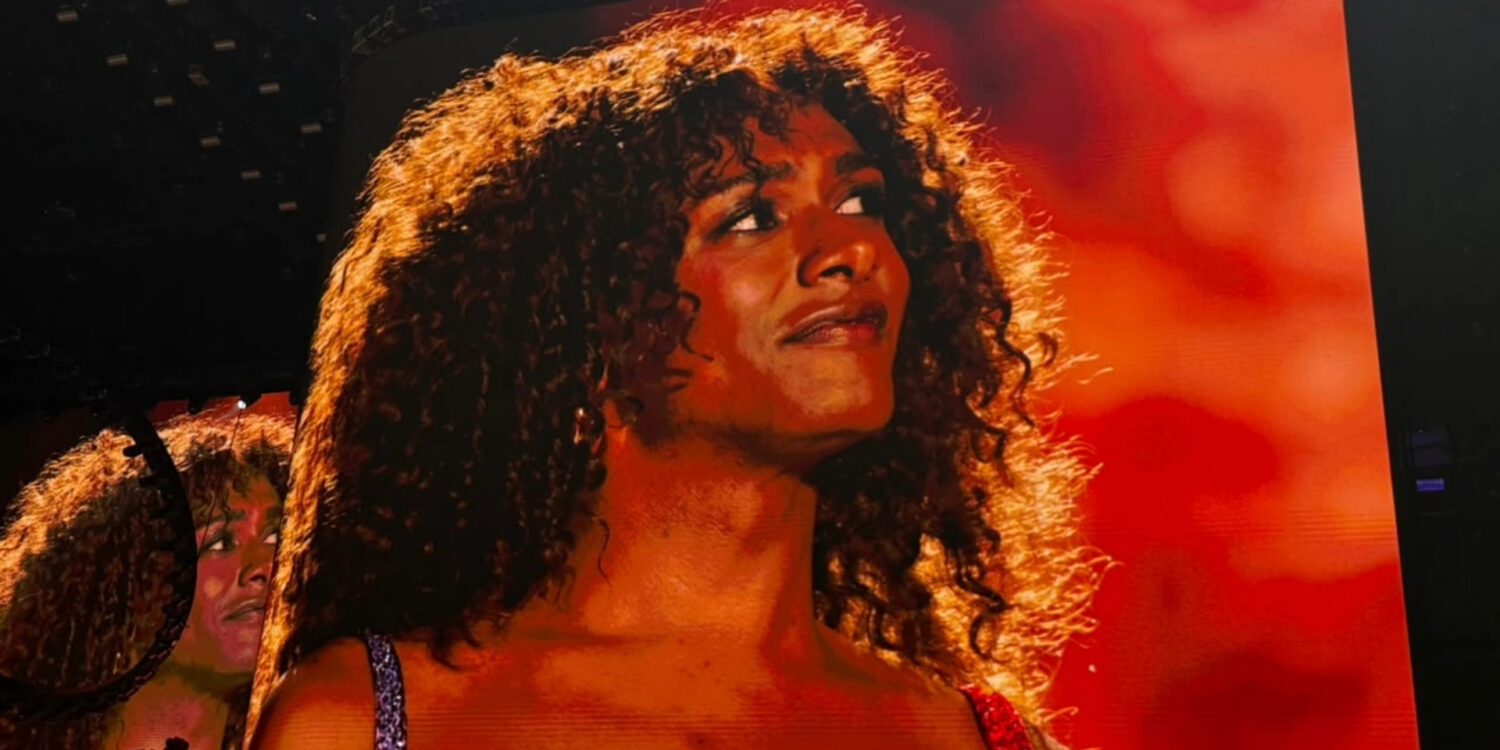 Liniker durante a estreia da turnê Bye Bye CAJU no Nubank Parque, em São Paulo.