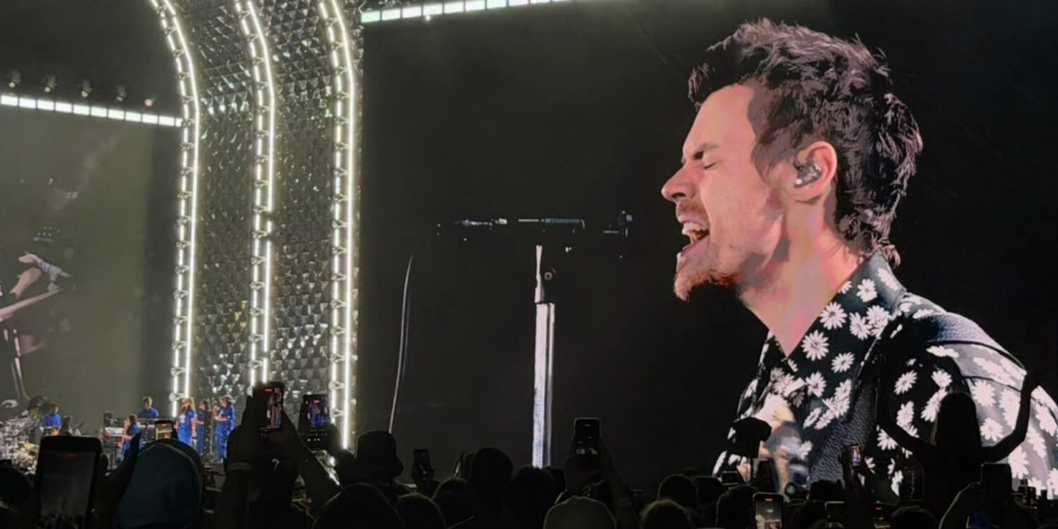 Harry Styles canta durante o primeiro show da Together Together Tour no MorumBIS, em São Paulo.