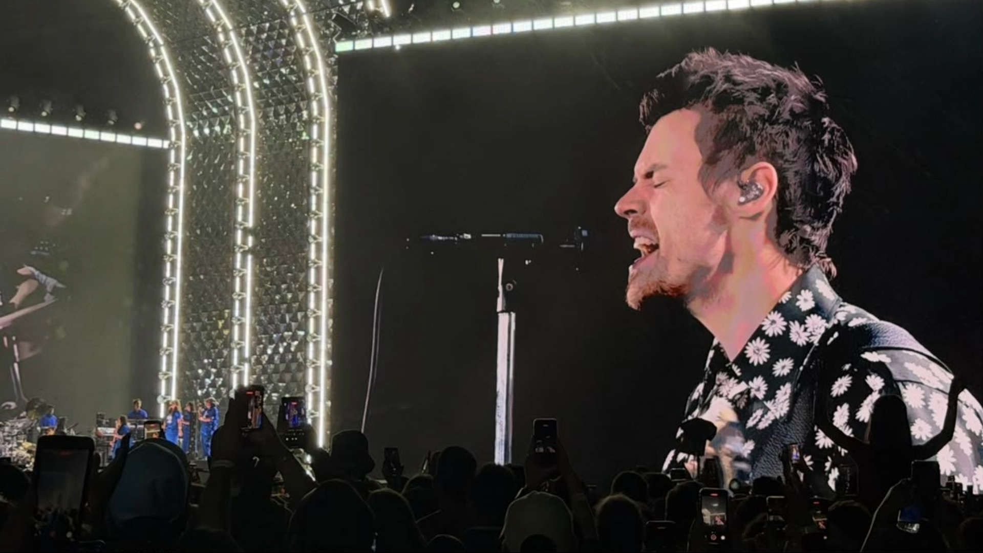 Harry Styles canta durante o primeiro show da Together Together Tour no MorumBIS, em São Paulo.
