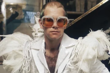 Elton John em ensaio fotográfico. Cantor se apresenta como headliner do Rock in Rio 2026 e relembra início da carreira.