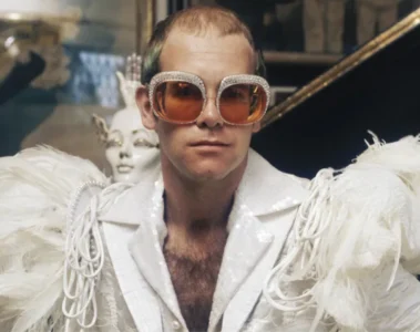 Elton John em ensaio fotográfico. Cantor se apresenta como headliner do Rock in Rio 2026 e relembra início da carreira.