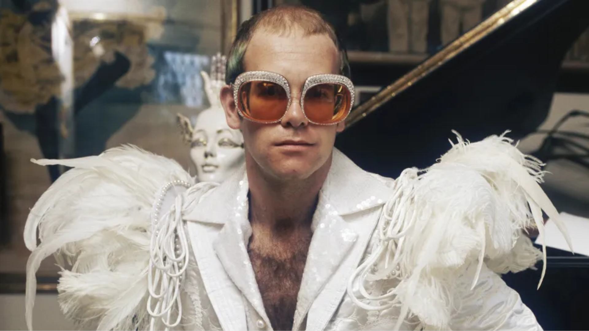 Elton John em ensaio fotográfico. Cantor se apresenta como headliner do Rock in Rio 2026 e relembra início da carreira.