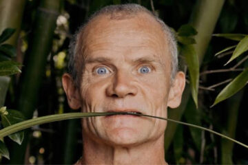 Flea, baixista do Red Hot Chili Peppers, em retrato promocional ao falar sobre a música que melhor representa a banda.