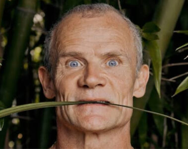 Flea, baixista do Red Hot Chili Peppers, em retrato promocional ao falar sobre a música que melhor representa a banda.