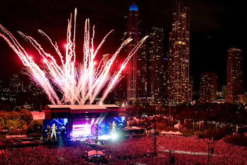 Vista aérea do Lollapalooza Chicago com palco principal e show de fogos no Grant Park