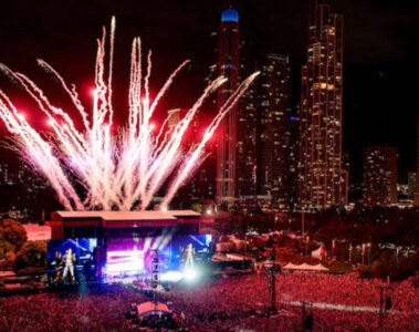 Vista aérea do Lollapalooza Chicago com palco principal e show de fogos no Grant Park
