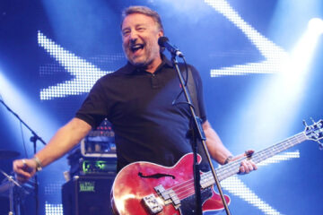 Peter Hook durante apresentação ao vivo. O baixista do New Order revelou que "True Faith" tem a melhor letra da banda.
