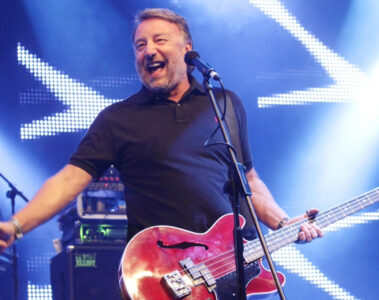 Peter Hook durante apresentação ao vivo. O baixista do New Order revelou que "True Faith" tem a melhor letra da banda.