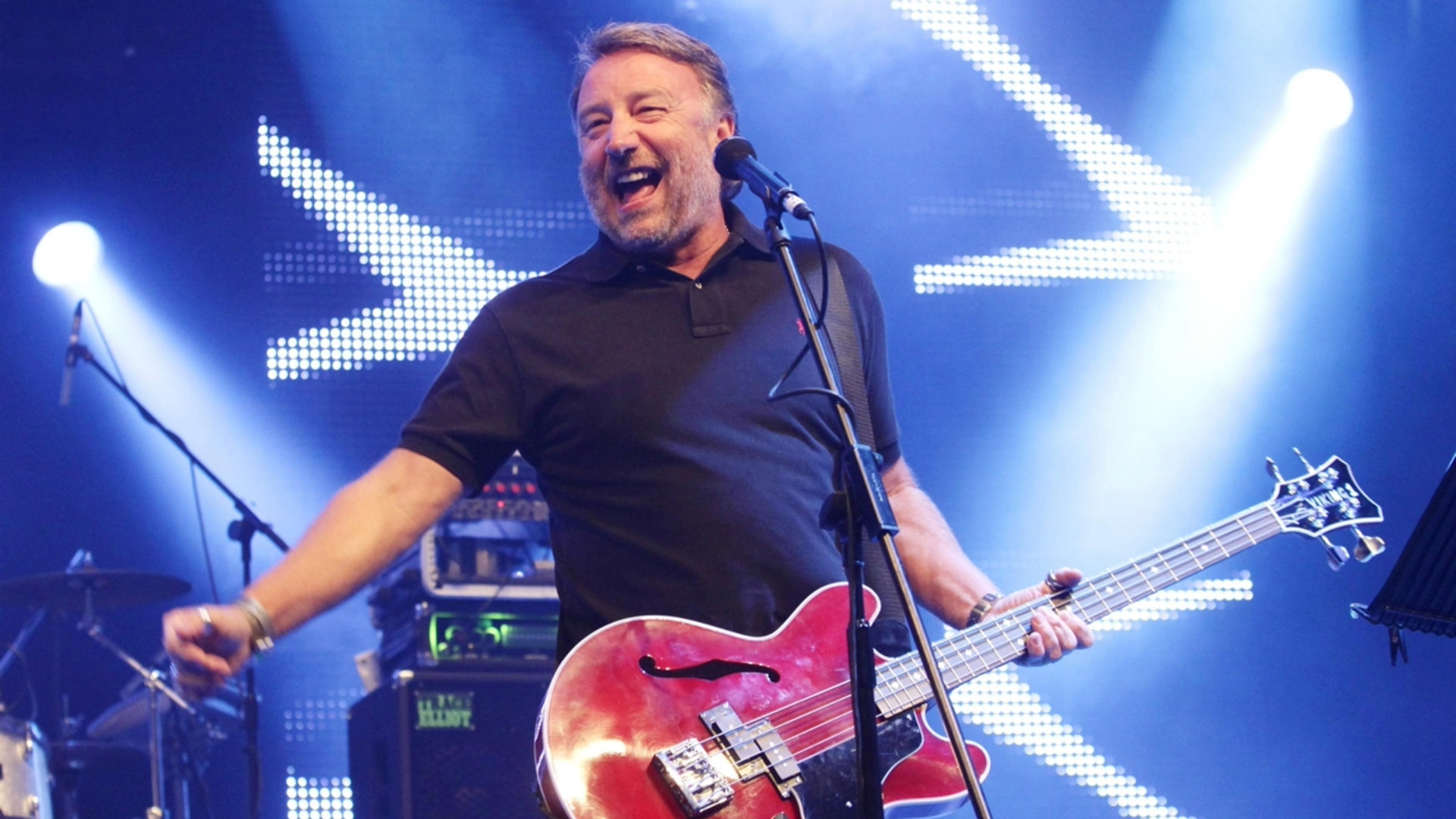 Peter Hook durante apresentação ao vivo. O baixista do New Order revelou que "True Faith" tem a melhor letra da banda.
