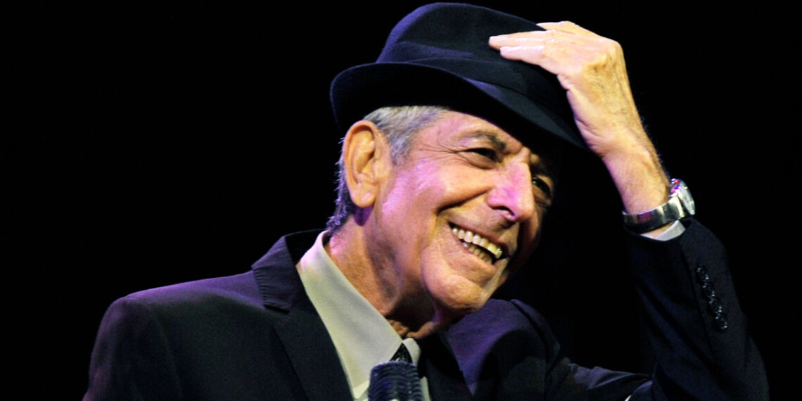 Leonard Cohen durante apresentação ao vivo, artista responsável pela canção Hallelujah.