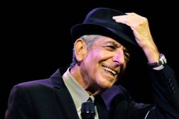 Leonard Cohen durante apresentação ao vivo, artista responsável pela canção Hallelujah.