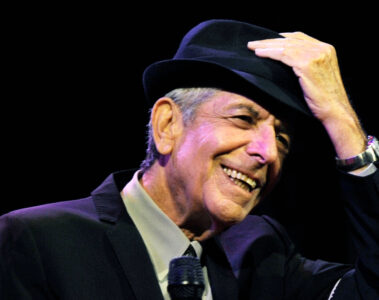 Leonard Cohen durante apresentação ao vivo, artista responsável pela canção Hallelujah.