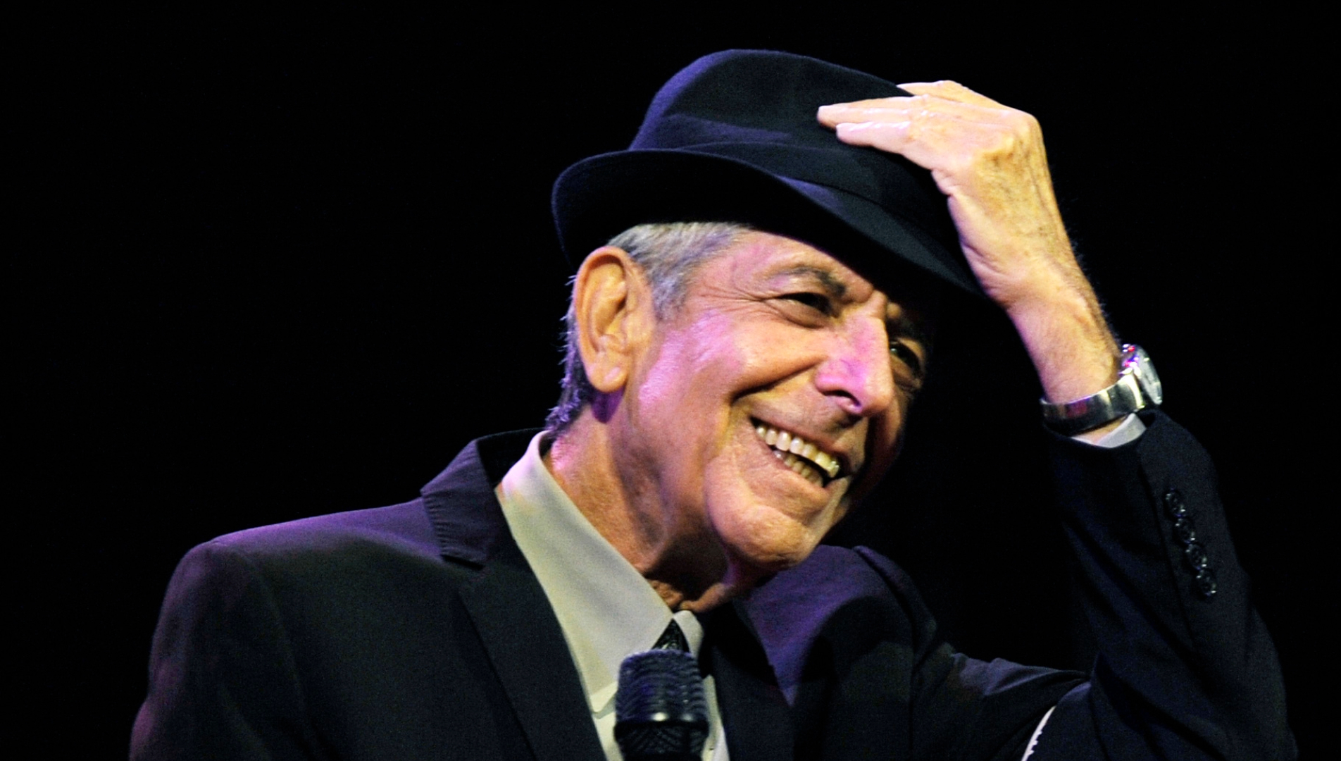 Leonard Cohen durante apresentação ao vivo, artista responsável pela canção Hallelujah.