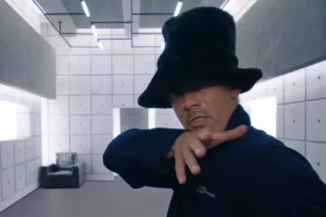 Jay Kay, vocalista do Jamiroquai, em cena da recriação do videoclipe de Virtual Insanity lançada para celebrar os 30 anos da música.