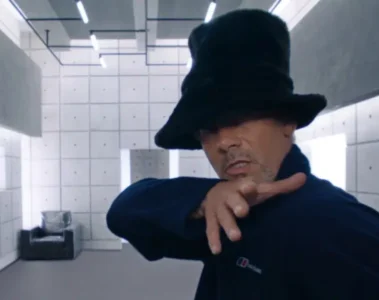 Jay Kay, vocalista do Jamiroquai, em cena da recriação do videoclipe de Virtual Insanity lançada para celebrar os 30 anos da música.