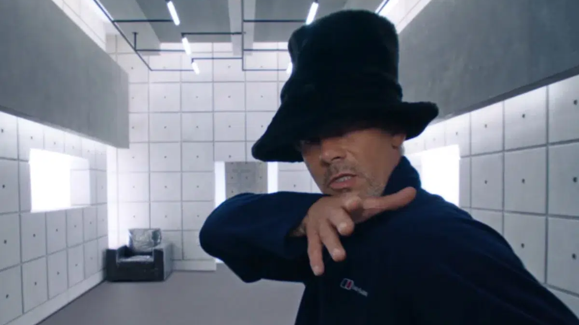 Jay Kay, vocalista do Jamiroquai, em cena da recriação do videoclipe de Virtual Insanity lançada para celebrar os 30 anos da música.