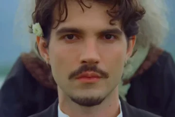 Jão em imagem de divulgação do álbum "Memórias Póstumas", seu quinto disco de estúdio anunciado para lançamento em julho.