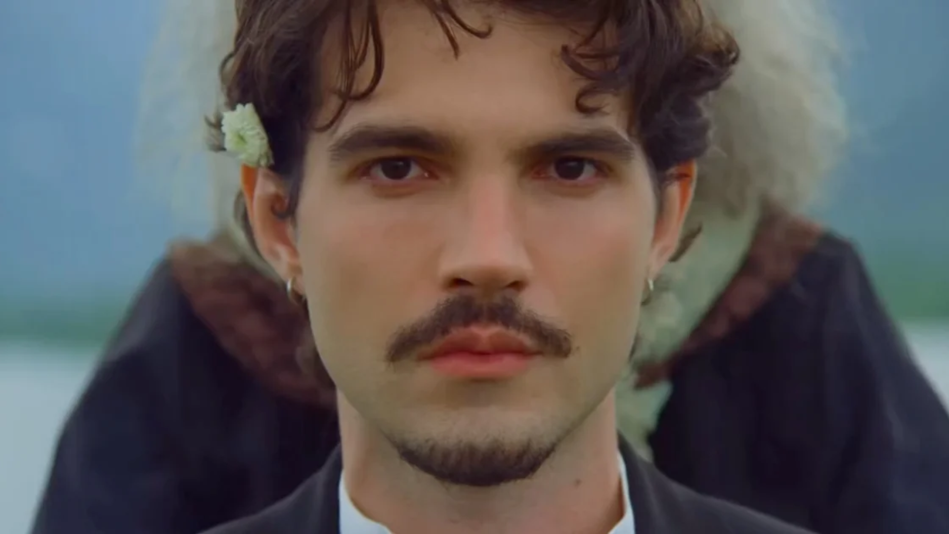 Jão em imagem de divulgação do álbum "Memórias Póstumas", seu quinto disco de estúdio anunciado para lançamento em julho.