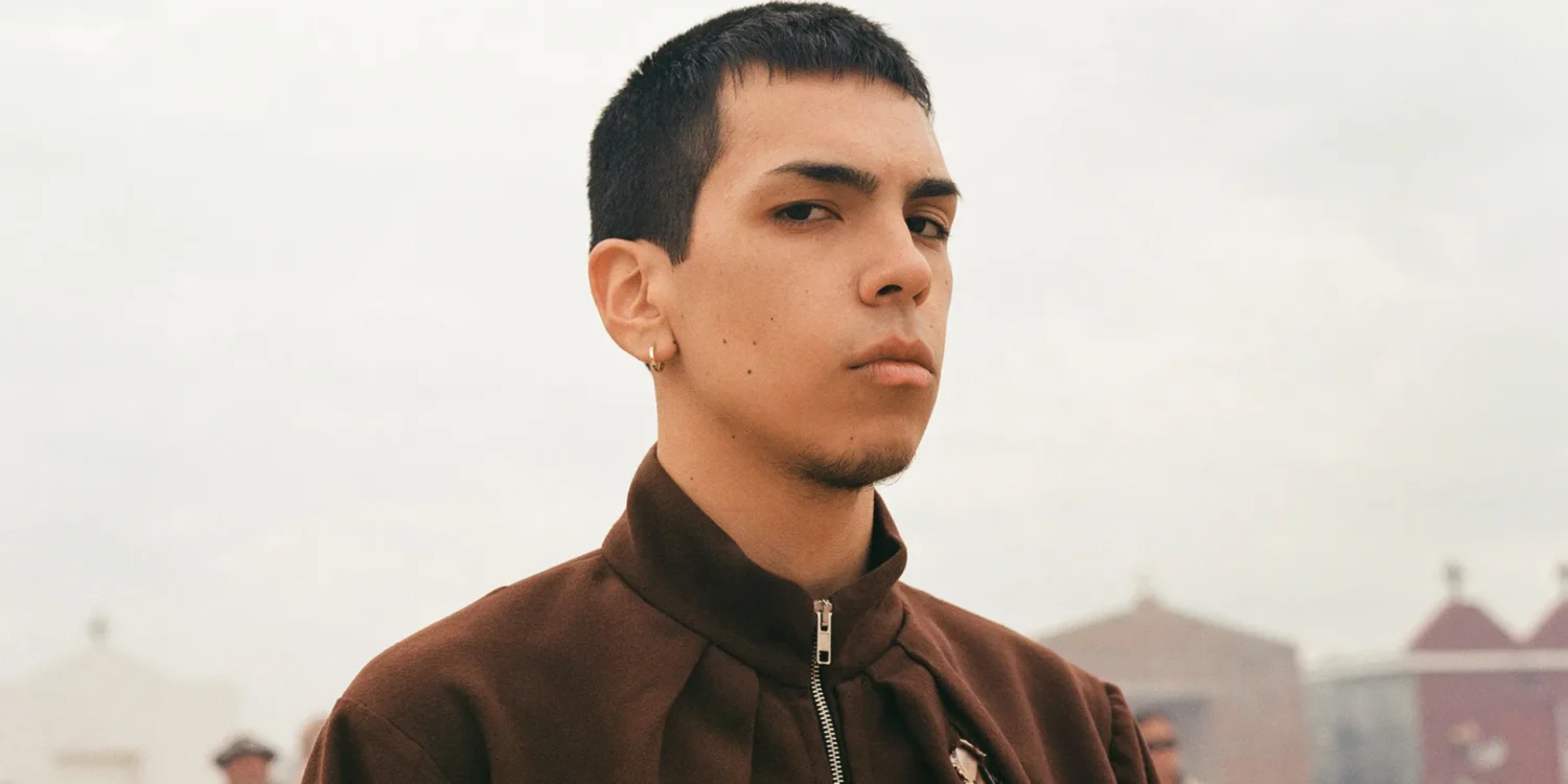Milo J em foto promocional; rapper argentino se apresenta no Rock in Rio e no MUCHO! Cidade Sonora em 2026.