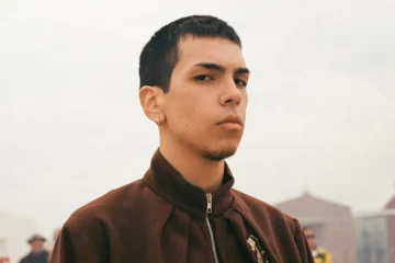 Milo J em foto promocional; rapper argentino se apresenta no Rock in Rio e no MUCHO! Cidade Sonora em 2026.