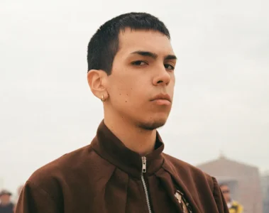 Milo J em foto promocional; rapper argentino se apresenta no Rock in Rio e no MUCHO! Cidade Sonora em 2026.
