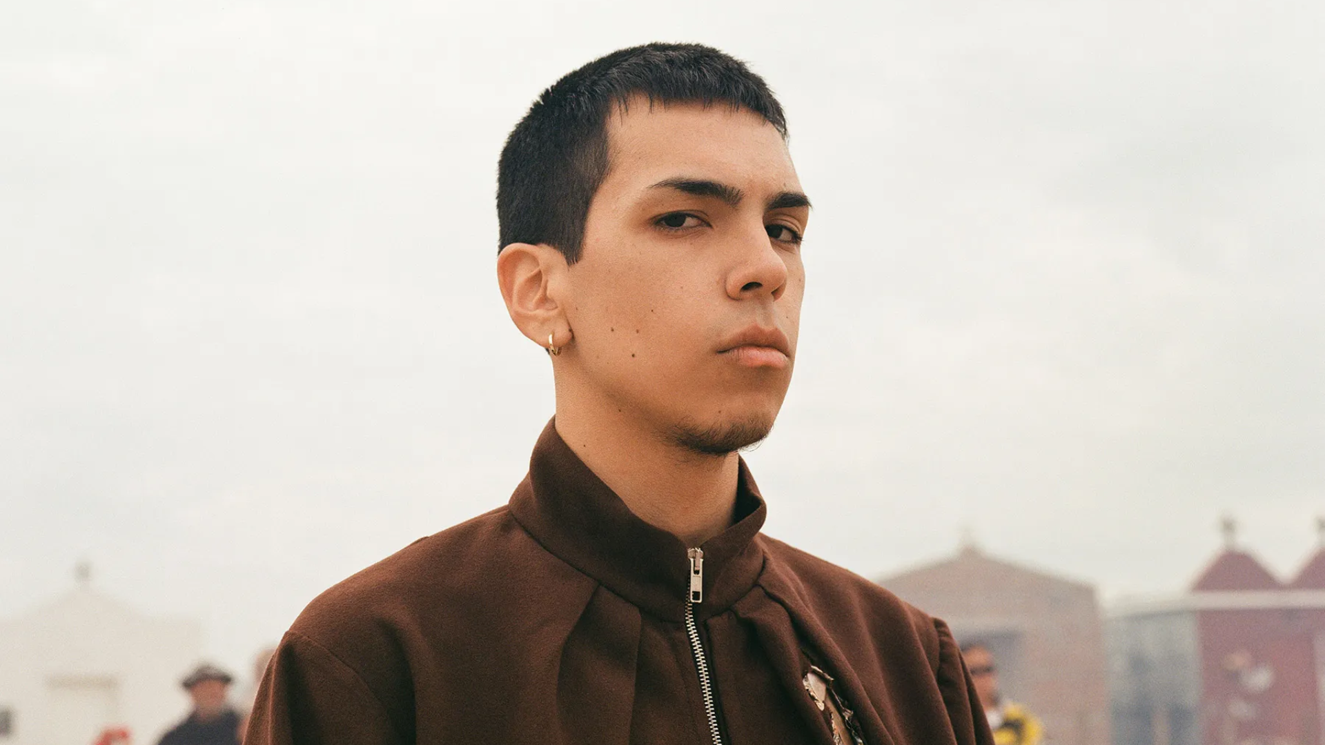 Milo J em foto promocional; rapper argentino se apresenta no Rock in Rio e no MUCHO! Cidade Sonora em 2026.