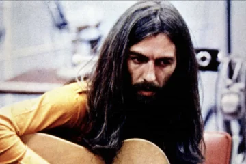 George Harrison durante uma sessão de gravação. O ex-Beatle criticou o U2 e Bono em uma entrevista de 1997.